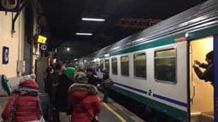 Ghiaccio sui binari, in 600 bloccati sul treno per tre ore a Pontremoli - Video