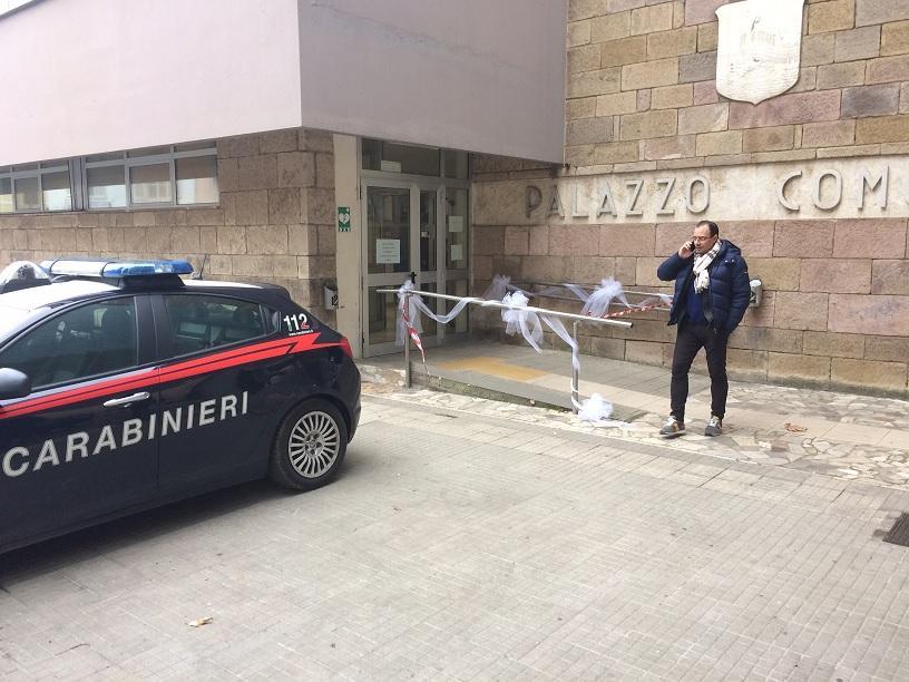 Il sindaco Benini e i carabinieri davanti al Comune (foto Giorgio)