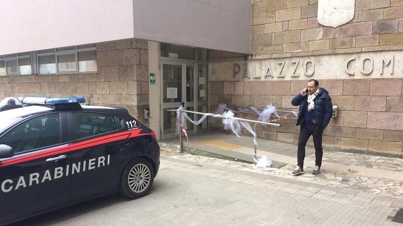 Il sindaco Benini e i carabinieri davanti al Comune (foto Giorgio)