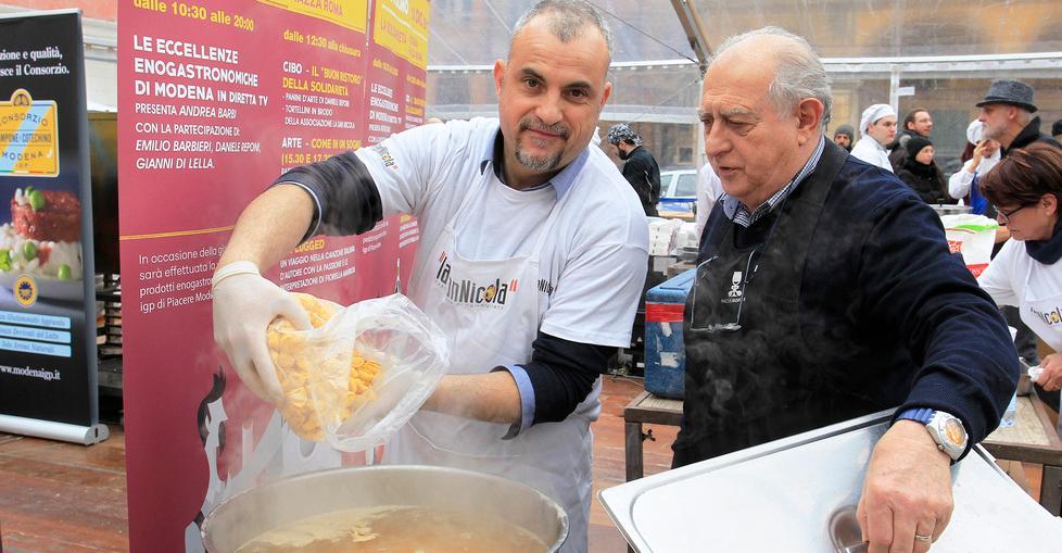 Modena, tortellini e panini di successo sotto la tenda in piazza Roma 