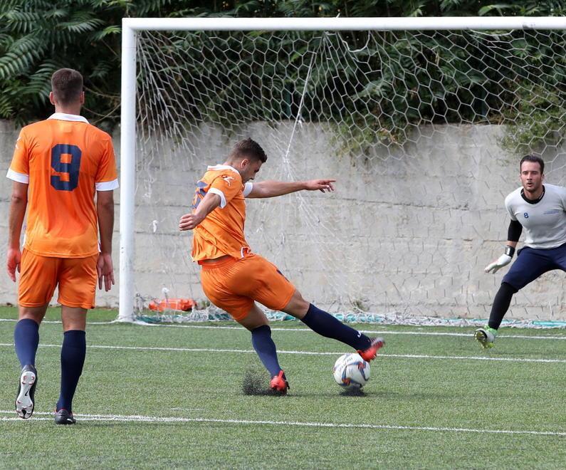 A destra Vrioni al tiro, suo il gol del momentaneo pareggio della Pistoiese 
