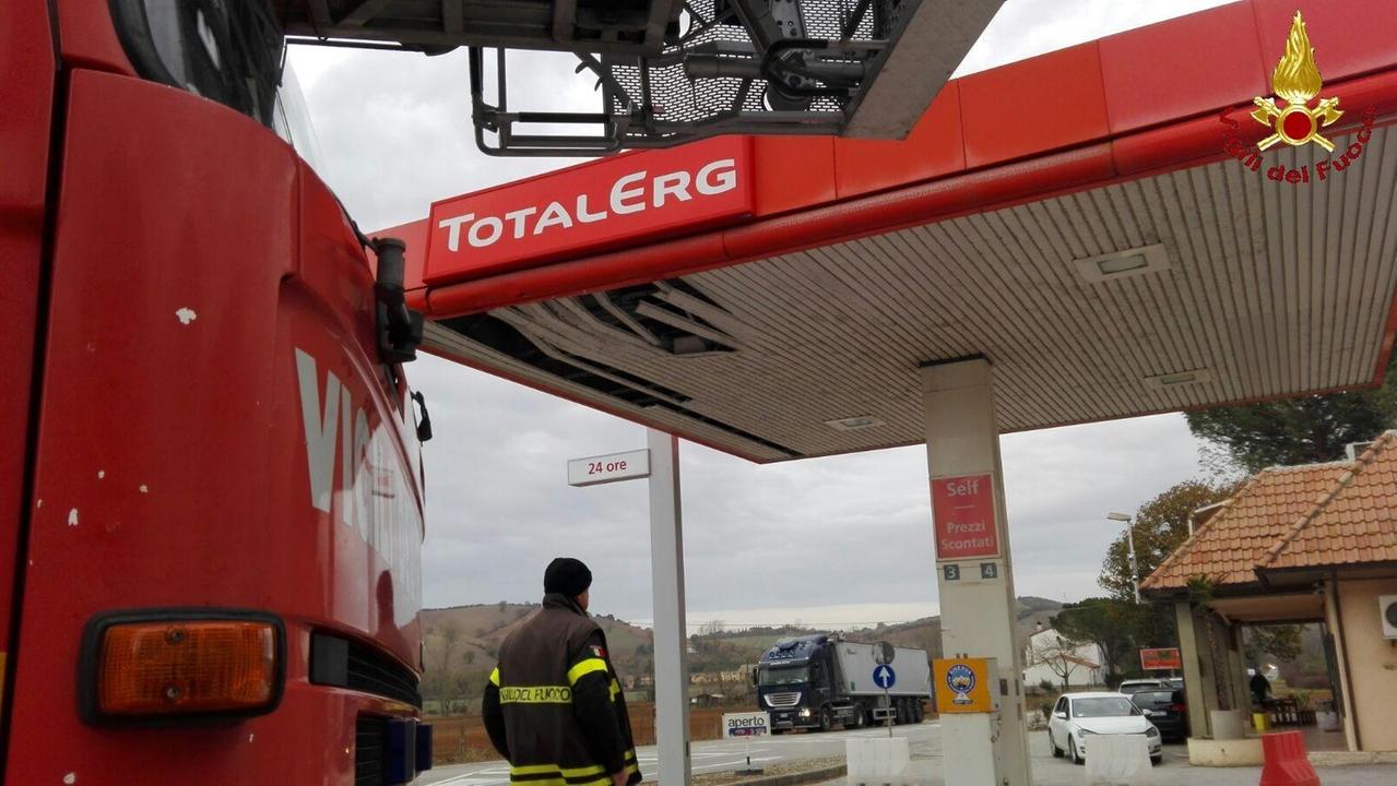 L'intervento al distributore Totale Erg di via Scansanese