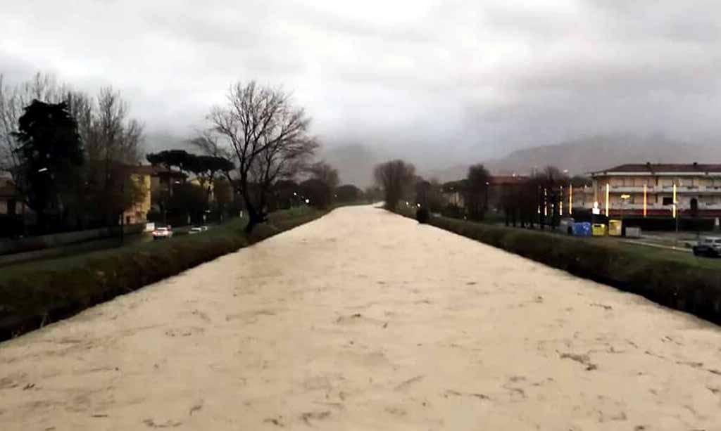 L'allerta rossa continua fino alla mezzanotte, si monitora il Frigido 