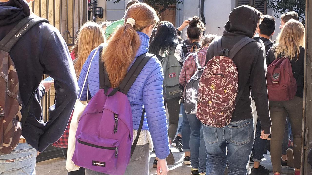 Scuole regolarmente aperte martedì 12