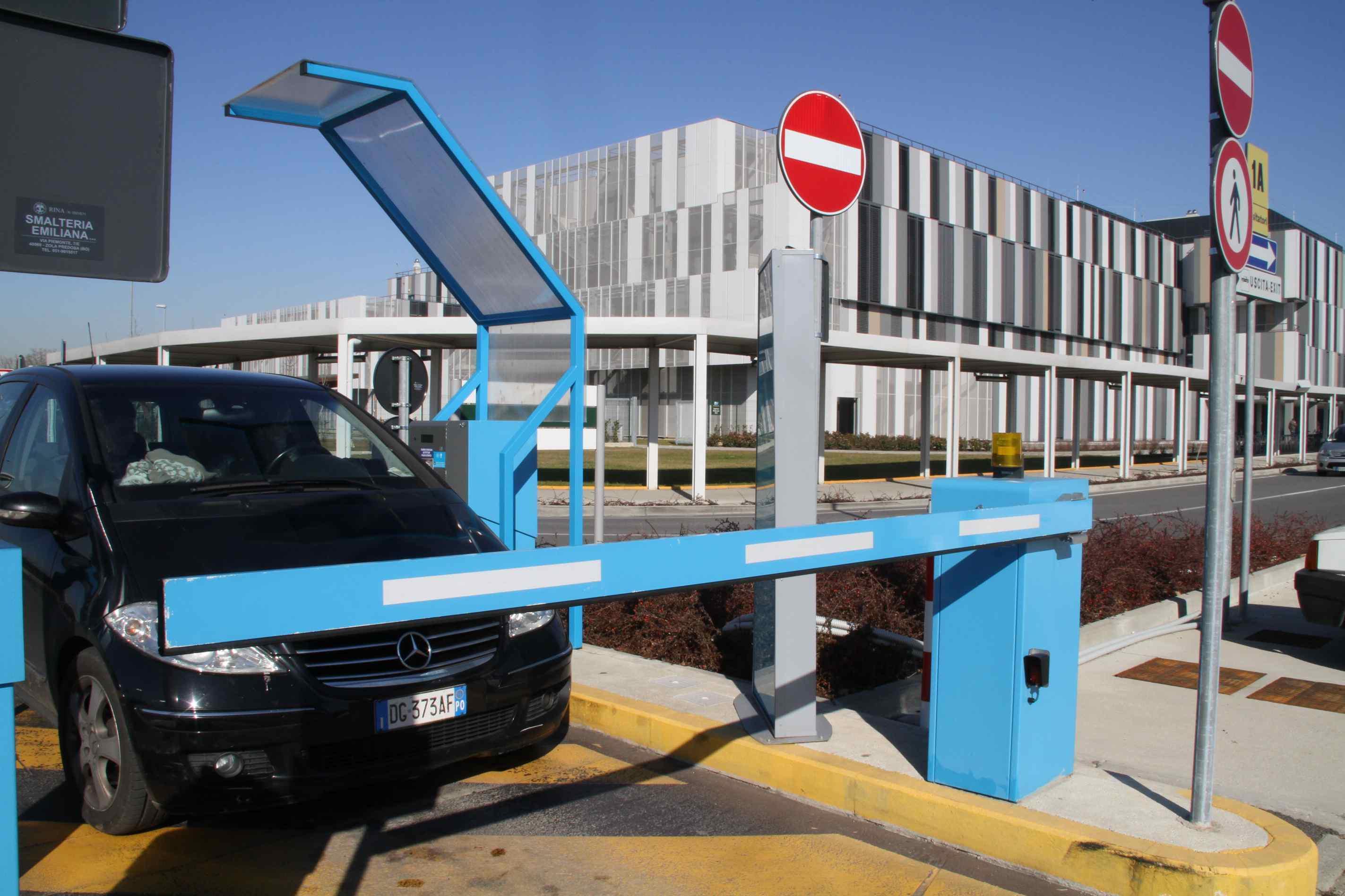 Il parcheggio dell'ospedale Santo Stefano