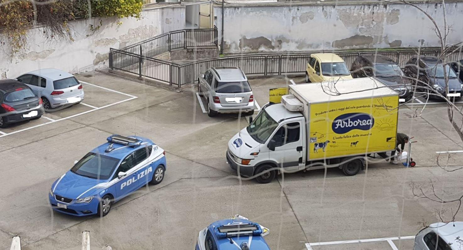 Rubano un furgone e poi mozzarelle e latte di Arborea: inseguiti e arrestati