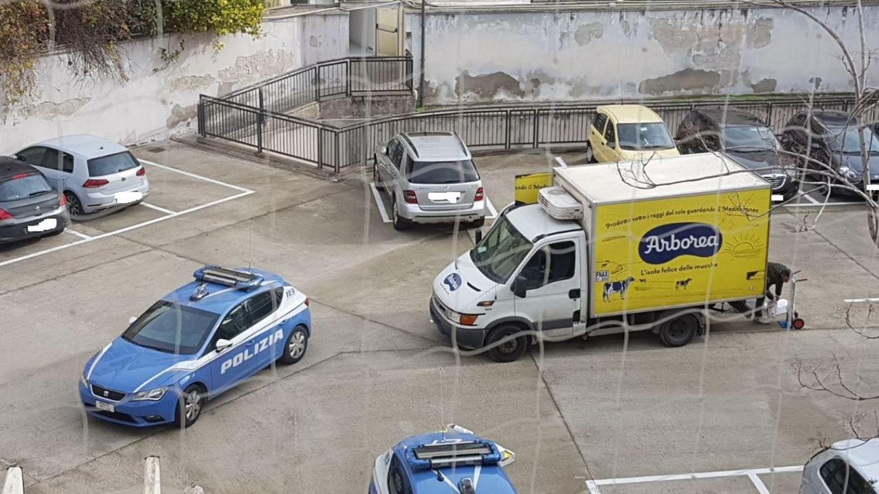 Rubano un furgone e poi mozzarelle e latte di Arborea: inseguiti e arrestati