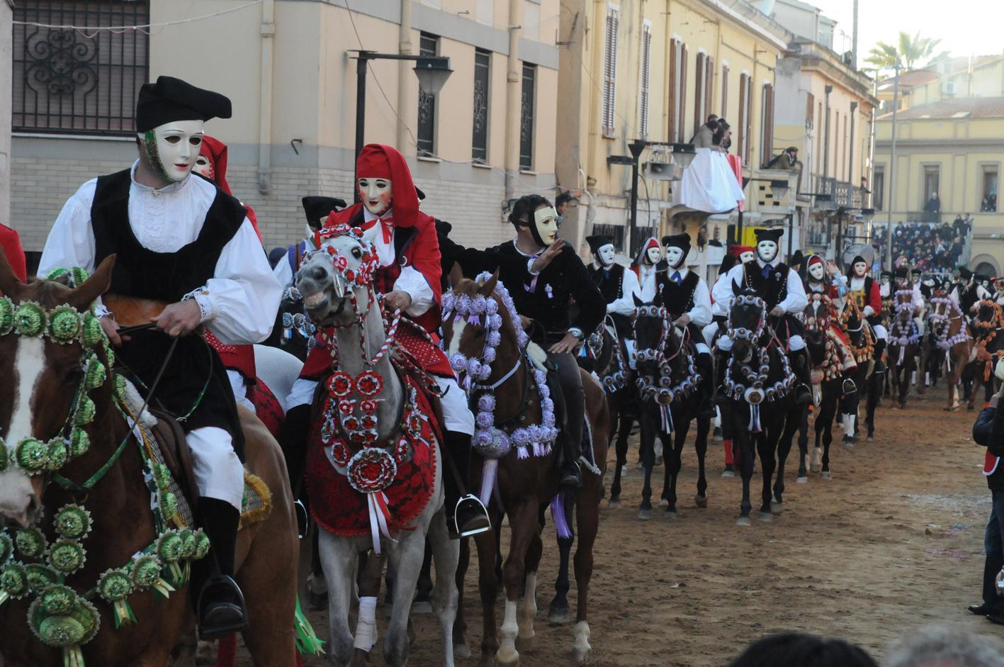Cavalieri in sfilata alla Sartiglia (archivio)