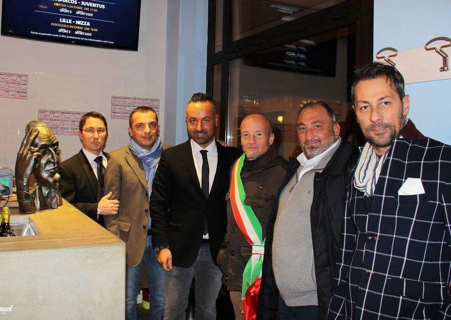 Apre pizzeria e dona parte incassi a “Terra dei fuochi”