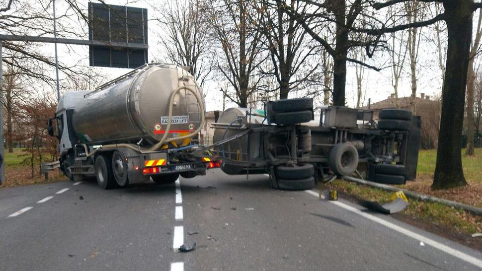 Cisterna di latte si rovescia Traffico bloccato per ore