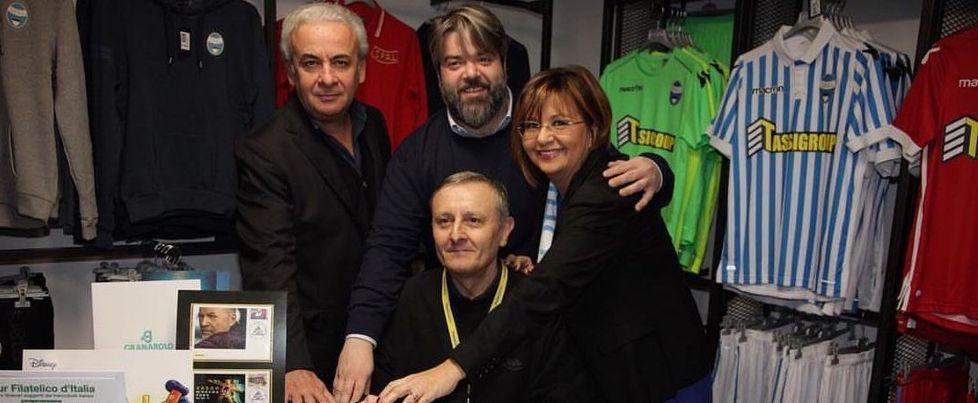 Il presidente Mattioli e l'assessore Merli all'annullo filatelico