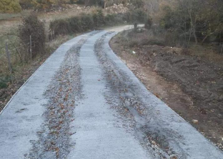 Auto passa su cemento fresco, strada rurale danneggiata