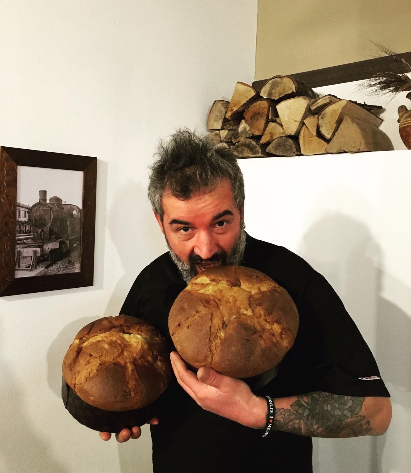 Massimo Bosco mostra i suoi panettoni tradizionali