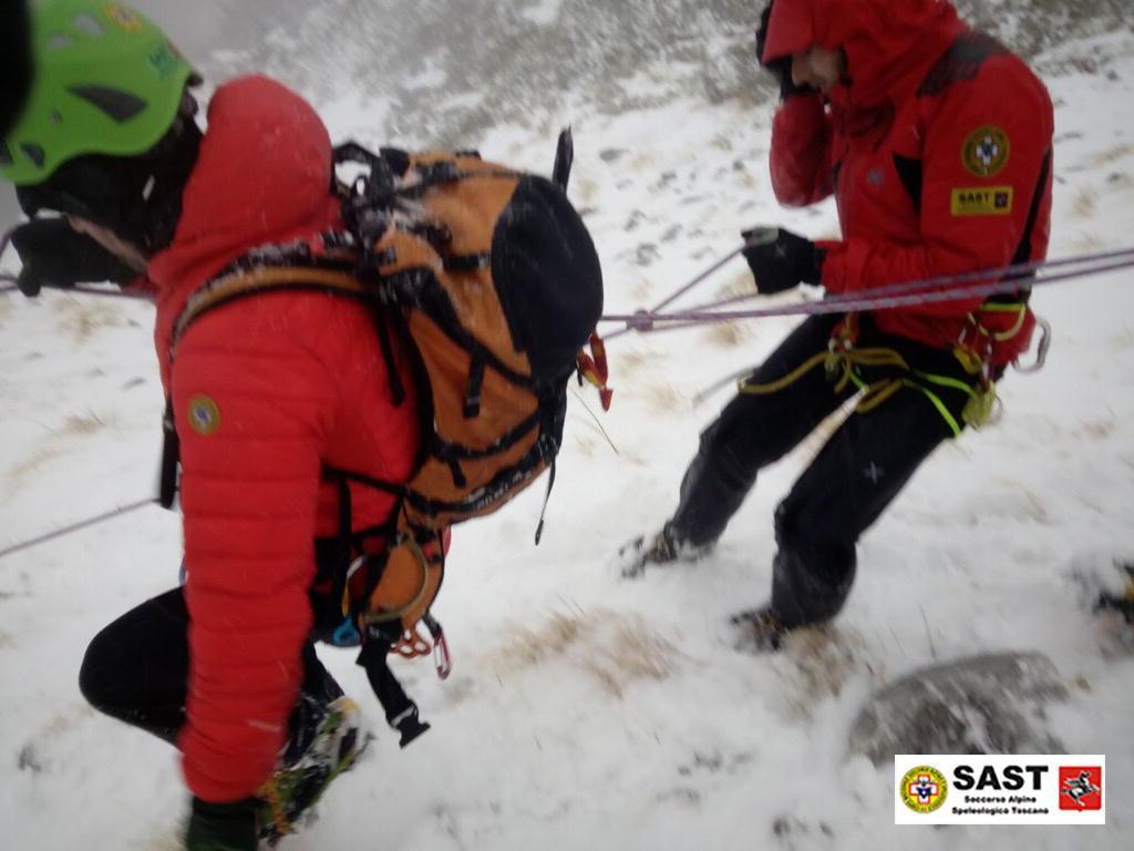 Un momento dell'operazione di recupero (foto fornita dal soccorso alpino)