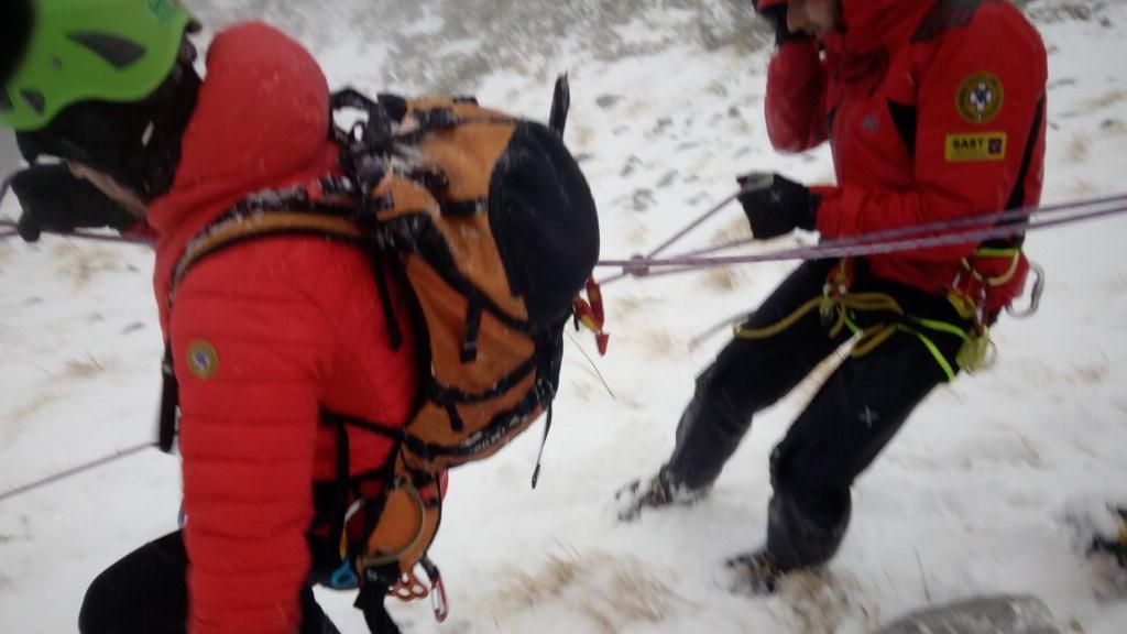 Un momento dell'operazione di recupero (foto fornita dal soccorso alpino)