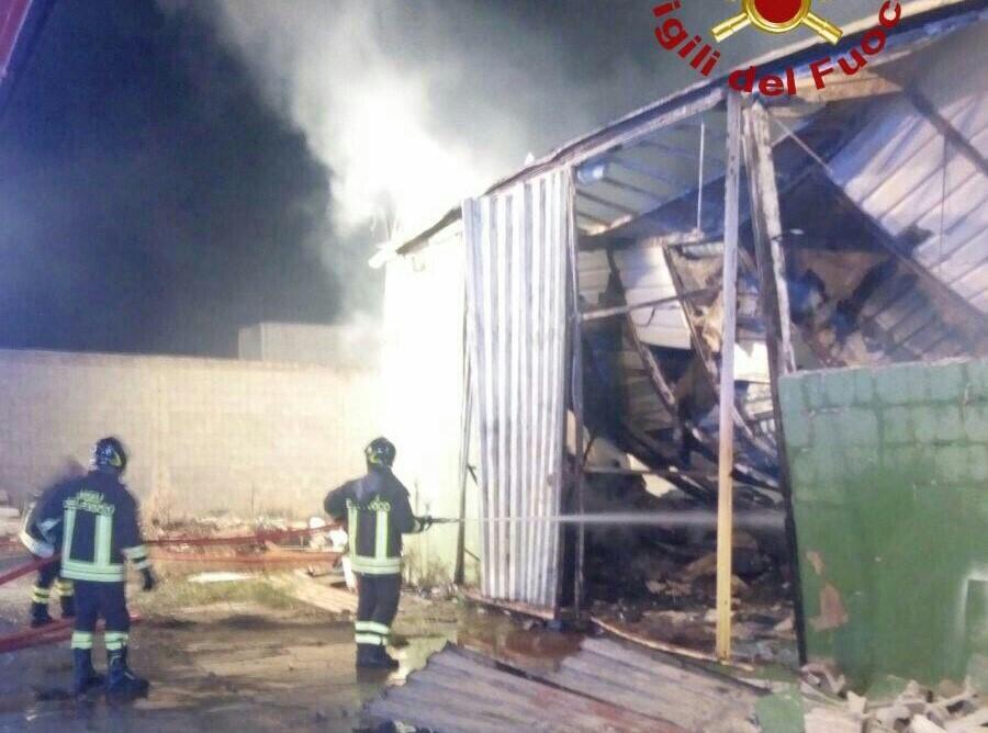 I vigili del fuoco nel capannone incendiato a Selargius