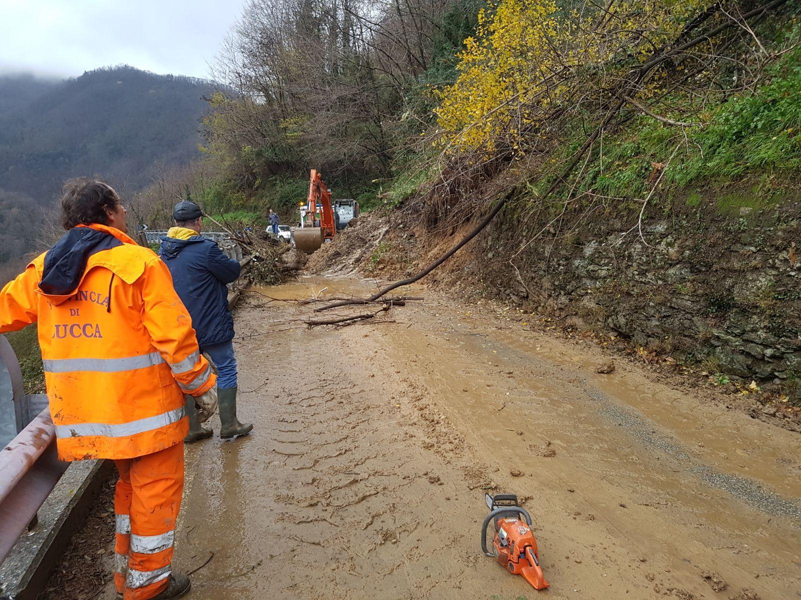 Frana in montagna, Stazzema isolata  per dieci ore
