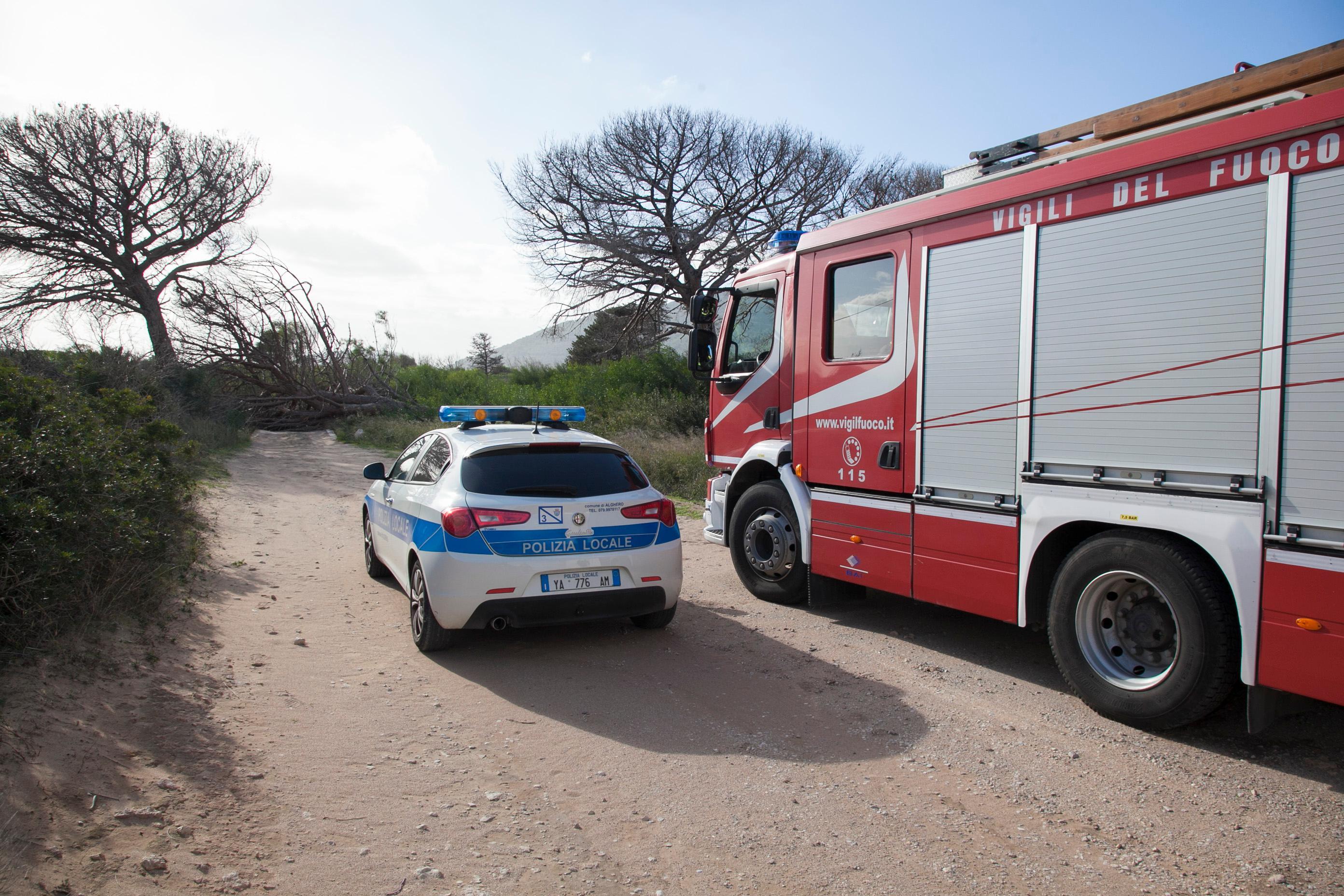 Alghero, nonnina isolata da un pino caduto sulla strada