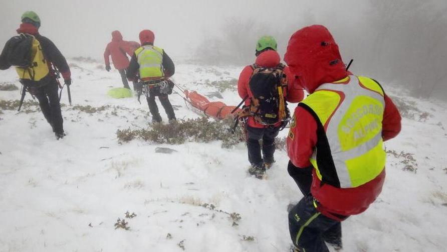 Un momento delle operazioni di soccorso (foto scattata e fornita dal Soccorso alpino)