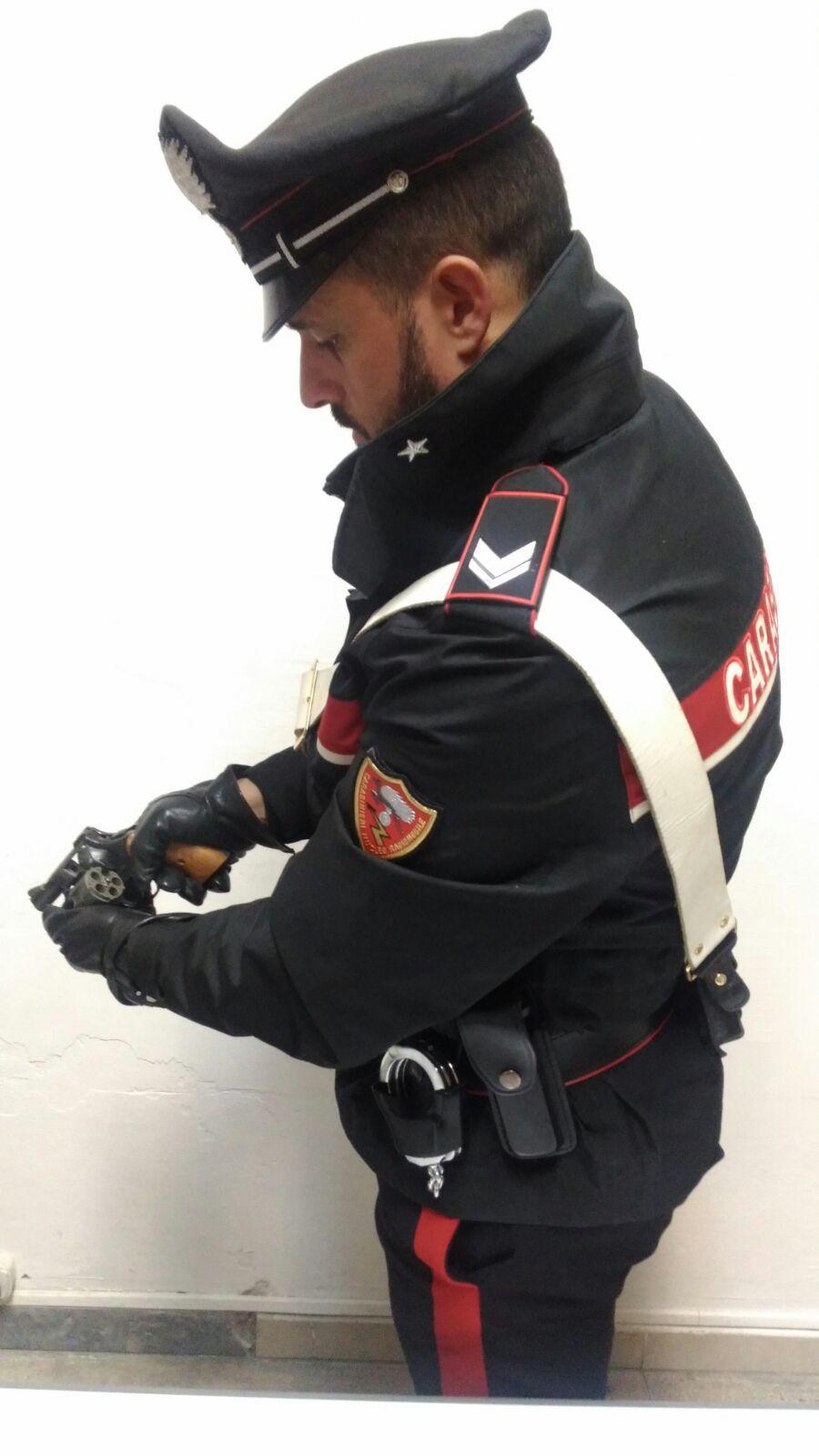Sassari, il vicino si lamenta per la musica alta e lui gli punta una pistola in faccia