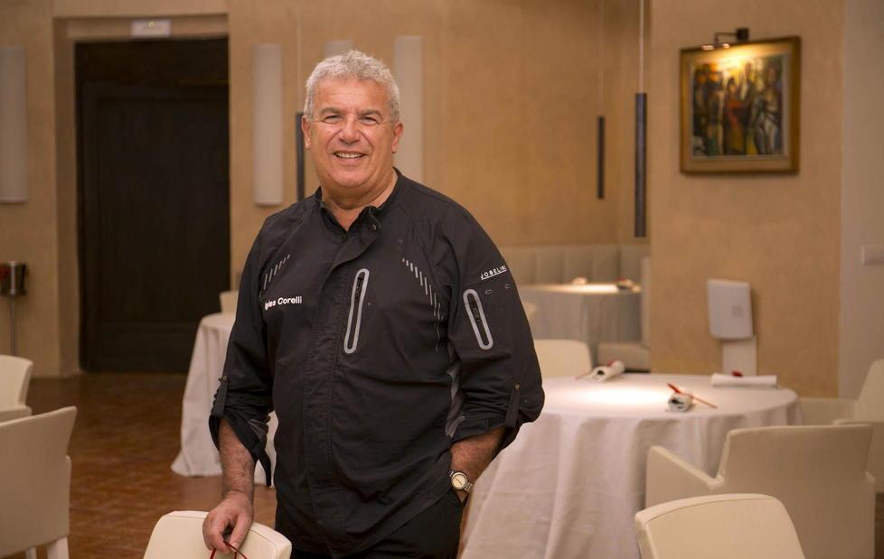 Lo chef Igles Corelli all’interno del suo ristorante “Atman” (Foto Nucci)