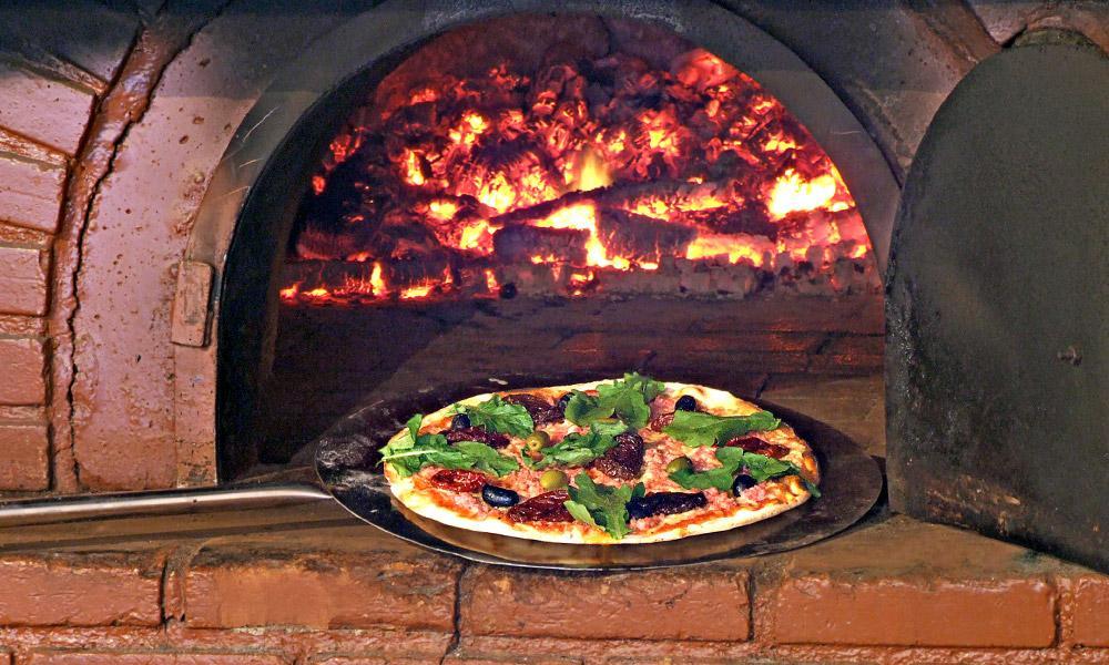 La preparazione della pizza (foto d'archivio)