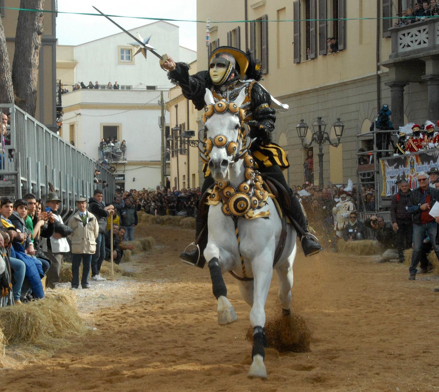 Il presidente dei cavalieri, Francesco Castagna, durante la Sartiglia