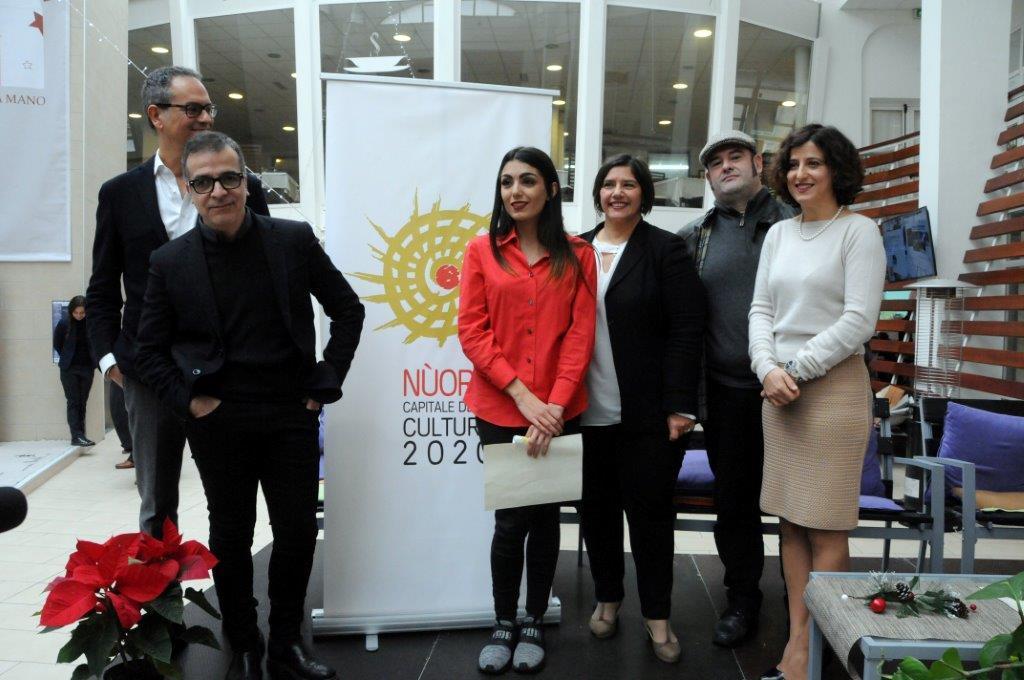 La giuria con la giovane Daria Canu autrice del logo di Nuoro capitale 2020 (foto Locci)