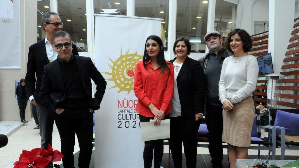 La giuria con la giovane Daria Canu autrice del logo di Nuoro capitale 2020 (foto Locci)