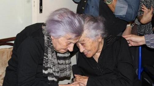Festeggia 106 anni con sorella di 112