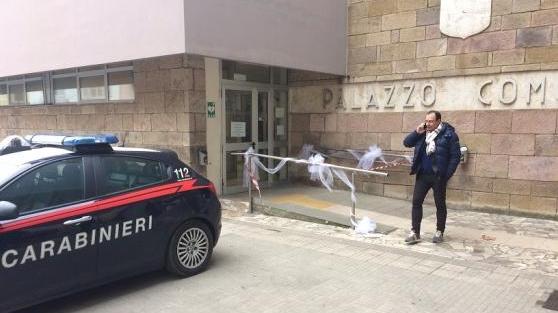 Colpo grosso in Comune. Rubano e se ne vanno con l’auto di servizio