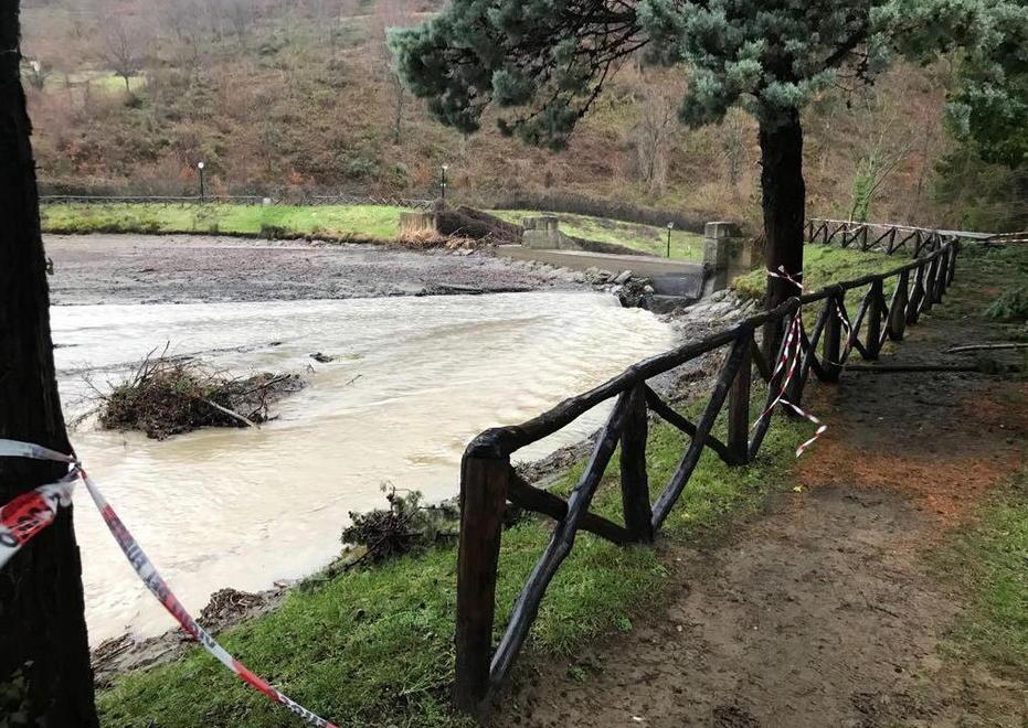 Cede la sponda, si svuota il lago 