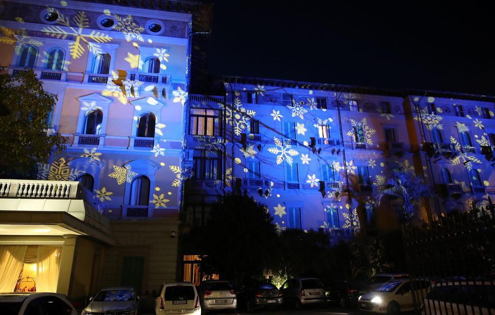 Luci di Natale sulla facciata del La Pace