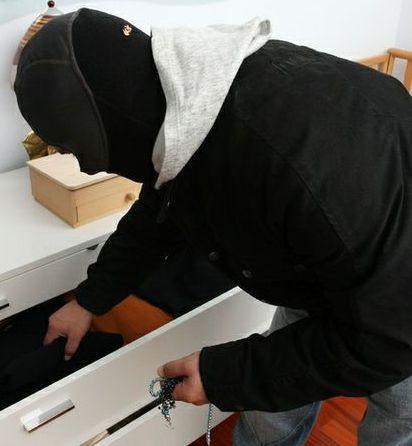 Sorprende ladro in casa che le sferra un pugno per riuscire a scappare 