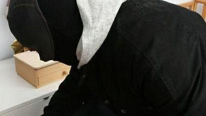 Sorprende ladro in casa che le sferra un pugno per riuscire a scappare