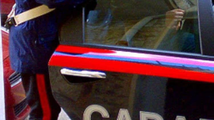 Cade dallo scooter e reagisce ai militari scatta l’arresto