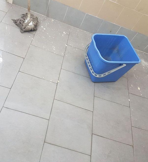 Piove dentro il bagno del liceo Rosmini «Scuola nel degrado»