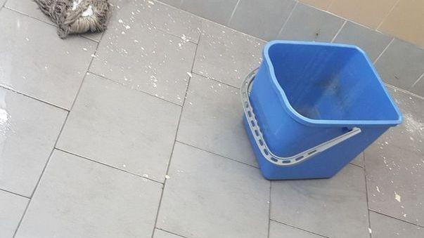 Piove dentro il bagno del liceo Rosmini «Scuola nel degrado»