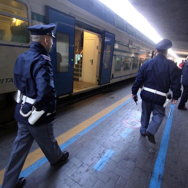 Atti osceni sul treno davanti a una giovane 