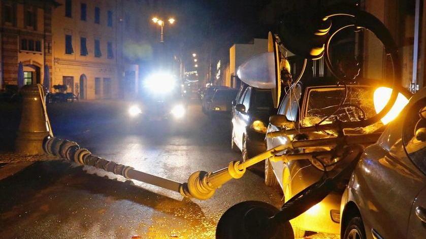 Crolla lampione: auto distrutta