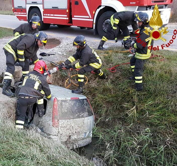 In auto nel fosso: è sempre grave 