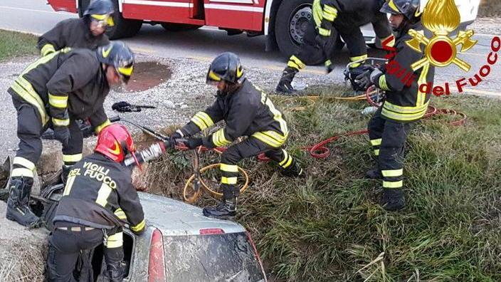 In auto nel fosso: è sempre grave