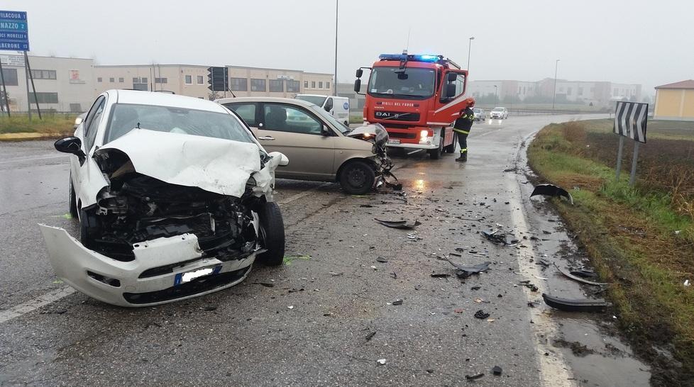 Violento schianto frontale a Cento 