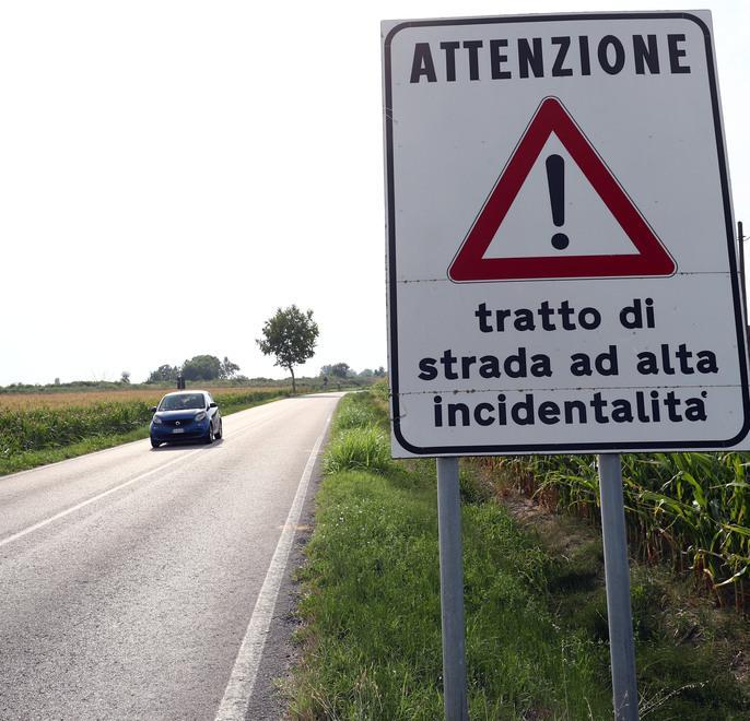 Pali del telefono pericolanti e strade senza segnaletica 