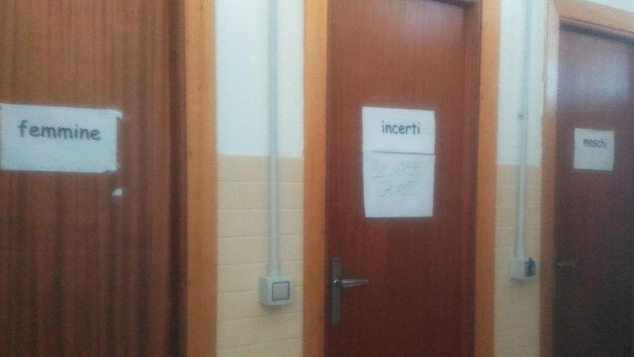 Cartelli omofobi: «Un gesto orribile»