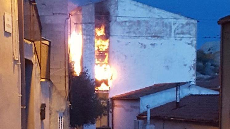 Palazzina in fiamme in centro: evacuata una famiglia 