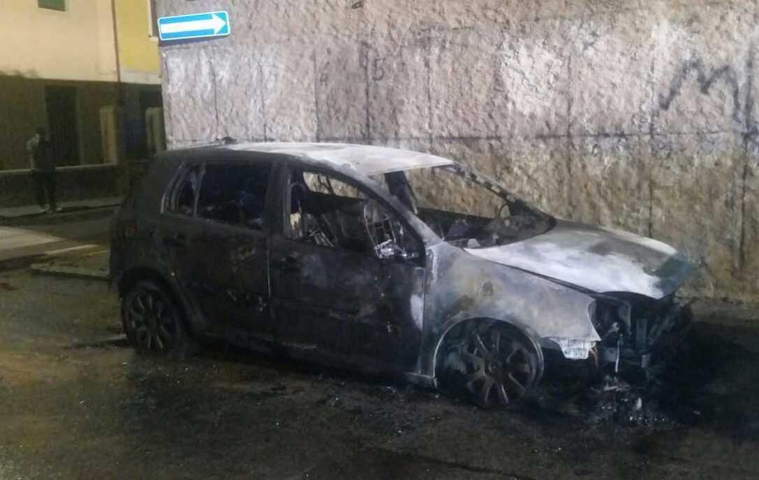Auto in fiamme nella notte 