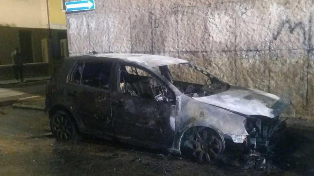 Auto in fiamme nella notte