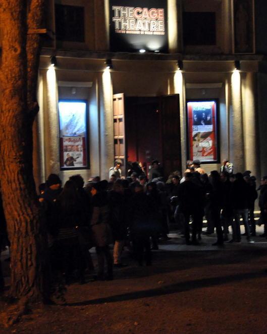 Pugni e testate agli agenti: arrestato fuori dal Cage 