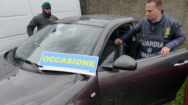 La Guardia di Finanza ispeziona un'auto usata